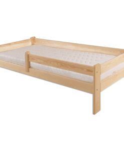 Moderní dřevěná postel Arias s laťkovým roštem v ceně